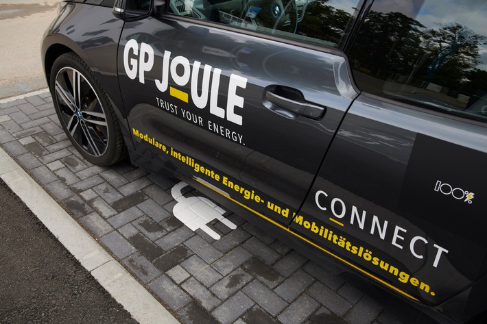 Eines der ersten von geplanten 104 E-Fahrzeugen im Pioneer Park Hanau, dem größten deutschen E-Mobilitätscluster, gestaltet von GP JOULE CONNECT für die LEG Hessen-Hanau GmbH.