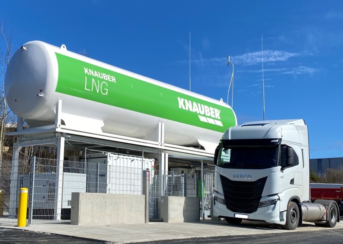 Knauber eröffnet LNG-Tankstelle an der A 45