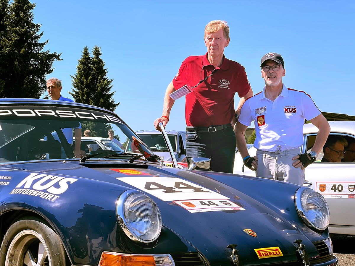 Zwei mit „Benzin im Blut“: KÜS-Hauptgeschäftsführer Peter Schuler (rechts) und Motorsport-Legende Walter Röhrl (links) beim 2022er-Revival der Olympia Rallye 1972.