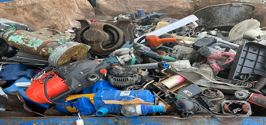 Recycling von Metall: Schrotthändler in Hamminkeln holt ihren Mettalschrott ab