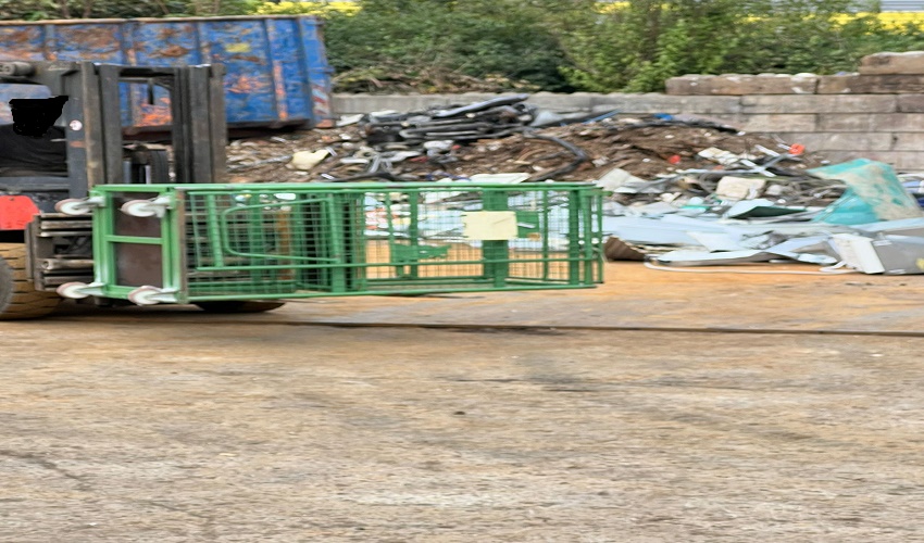 Die Schrotthändler Odenthal beschafft die für die Wiederaufbereitung notwendigen Recycling-Materialien