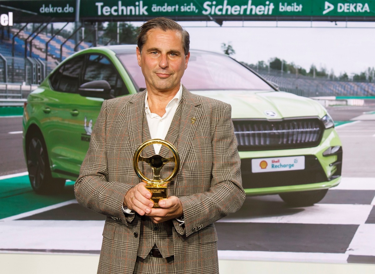 SKODA AUTO Vorstandsvorsitzender Klaus Zellmer nahm die Auszeichnung gestern im Rahmen der Gala in Berlin entgegen. Für SKODA AUTO ist die diesjährige Trophäe bereits das achte Goldene Lenkrad.