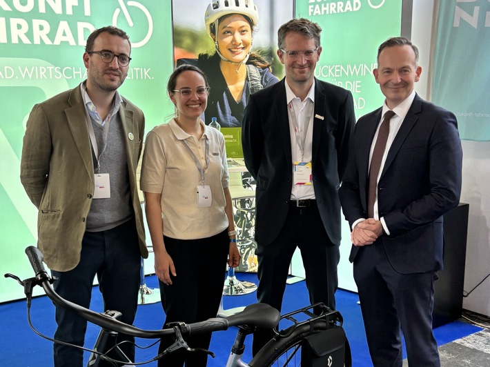 Dienstrad-Leasing benötigt gesetzliche Regelung Dienstrad-Leasing benötigt gesetzliche Regelung Bikeleasing-Service und Zukunft Fahrrad werben für Einbeziehung im Einkommensteuergesetz