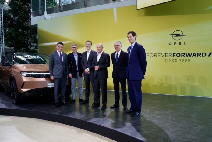 Opel feiert 125 Jahre Automobilbau in Rüsselsheim