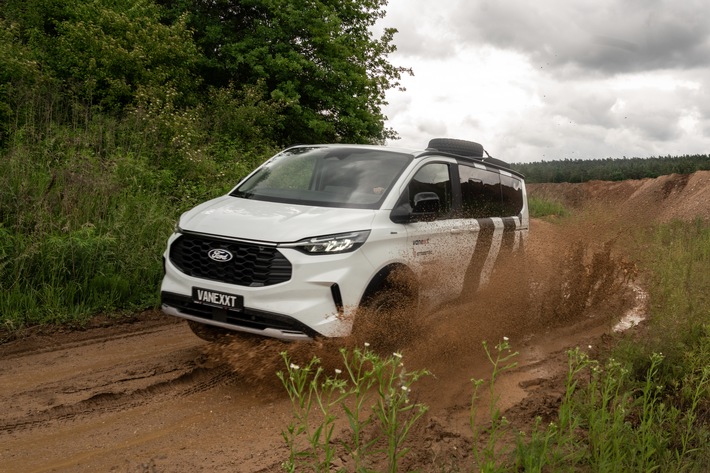 Ab ins Gelände: Der Ford Tourneo Custom wird mit vanexxt zum Offroad-Camper