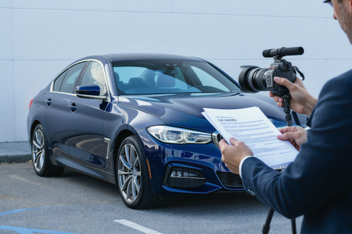 Auto steht sauber aufbereitet vor neutralem Hintergrund, daneben Fahrzeugpapiere – Symbol für Verkaufsanzeige mit Fotos und Beschreibung.